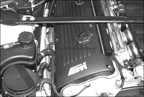 Maintenance and service,
including checking and
adjusting valve clearance
on the S54 M3 engine.
116 Cylinder Head
and Valvetain